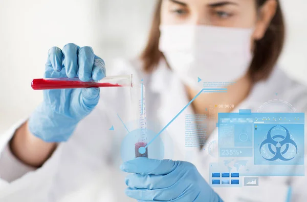 Primer plano del científico haciendo análisis de sangre en el laboratorio — Foto de Stock