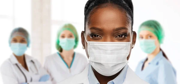 Afrikanisch-amerikanischer Arzt in medizinischer Maske in Klinik — Stockfoto