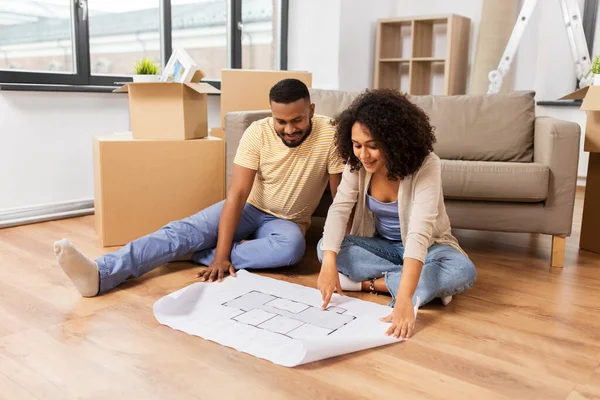 Paar mit Boxen und Bauplan zieht in neues Zuhause — Stockfoto