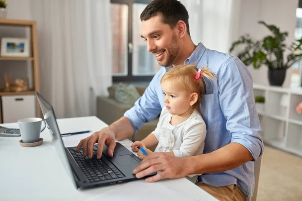 Werkende vader met baby dochter op kantoor — Stockfoto