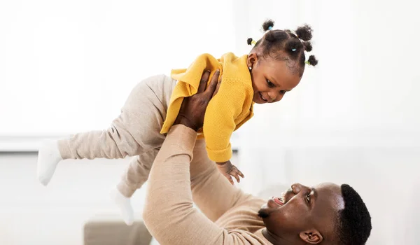 Mutlu Afro-Amerikan babası ve bebeği evde. — Stok fotoğraf