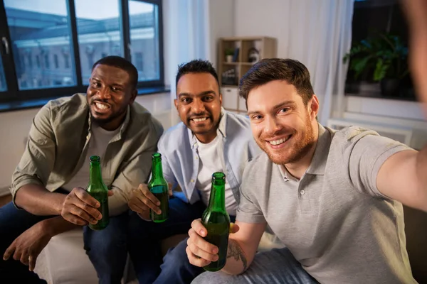 Heureux amis masculins avec de la bière prendre selfie à la maison — Photo