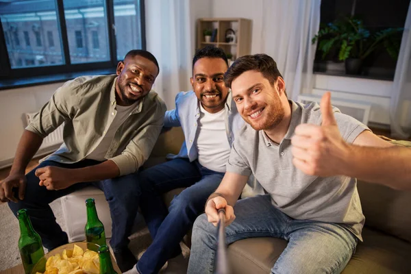 Glückliche männliche Freunde mit Bier Selfie zu Hause — Stockfoto