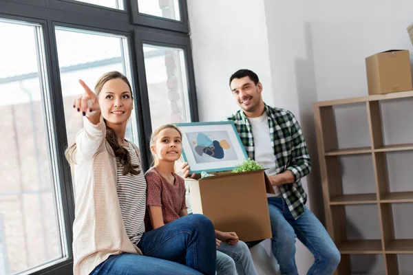 Famille heureuse avec enfant déménageant dans une nouvelle maison — Photo