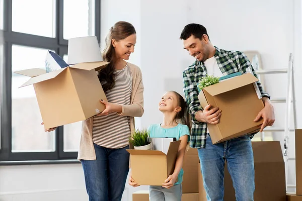 Boldog család gyermekkel költözik új otthonba — Stock Fotó