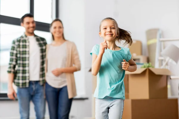 Famille heureuse avec enfant déménageant dans une nouvelle maison — Photo