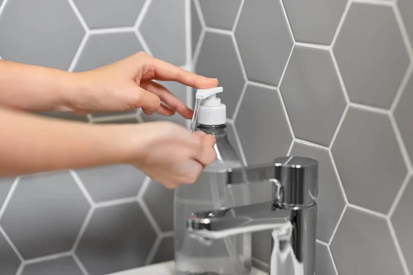 Primer plano de la mujer lavándose las manos con jabón líquido — Foto de Stock