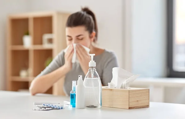 Geneesmiddelen en zieke vrouw snuit neus af te vegen — Stockfoto