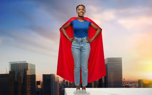 Heureuse femme afro-américaine en cape de super-héros rouge — Photo