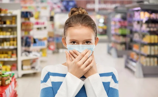 Adolescente em máscara médica no supermercado — Fotografia de Stock