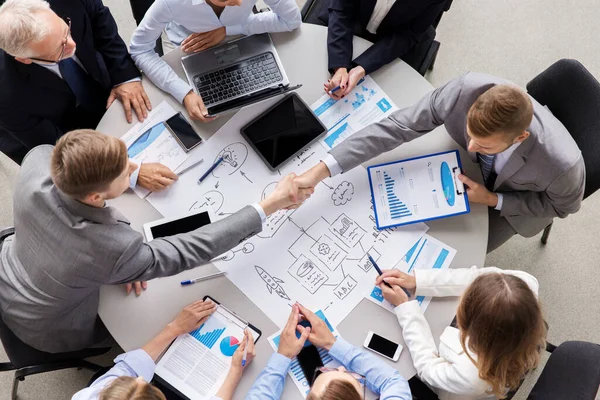 Geschäftsleute geben sich im Büro die Hand — Stockfoto