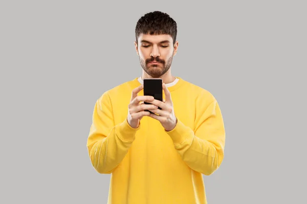 Молодой человек со смартфоном — стоковое фото