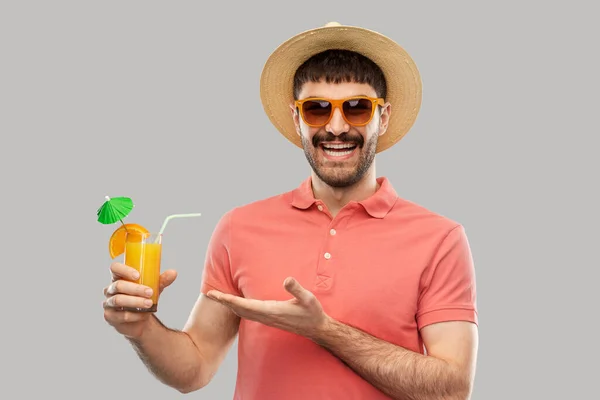 Happy man in straw hat with orange juice cocktail — Stock Photo, Image