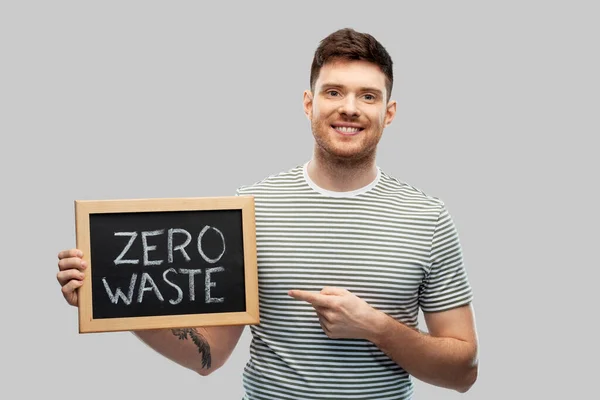 Homem sorrindo segurando quadro com zero desperdício — Fotografia de Stock