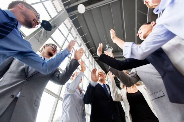 Gente de negocios haciendo cinco en la oficina — Foto de Stock