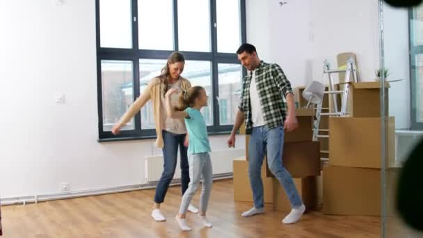 Família feliz com a criança se mudando para a nova casa — Vídeo de Stock