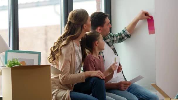 Familia feliz con paleta de colores mudándose a un nuevo hogar — Vídeos de Stock