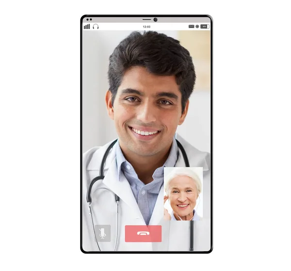 Chat de vídeo de médico y paciente viejo en el teléfono inteligente — Foto de Stock