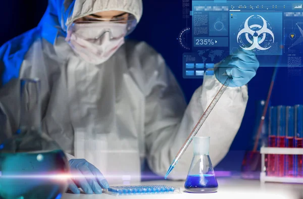 Nahaufnahme eines Wissenschaftlers, der Test im Labor macht — Stockfoto