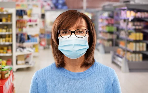 Seniorin mit Arztmaske im Supermarkt — Stockfoto