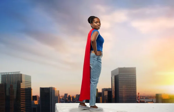 Mujer afroamericana feliz en capa de superhéroe rojo —  Fotos de Stock