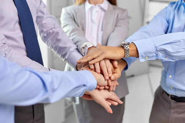 Primo piano del team di lavoro accatastamento mani in ufficio — Foto Stock