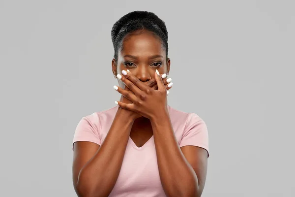 Chocado afro-americano mulher cobrindo sua boca — Fotografia de Stock