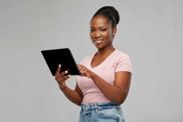 Heureuse femme afro-américaine en utilisant la tablette pc — Photo