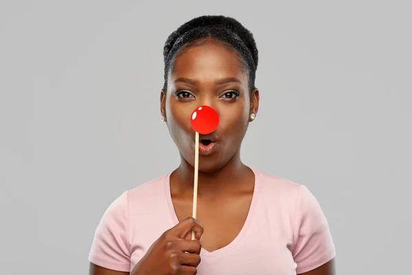 赤いピエロの鼻をしたアフリカ人女性は — ストック写真