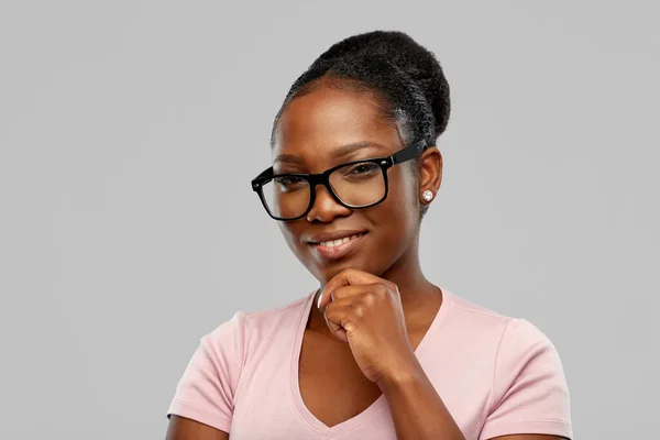 Šťastný usměvavý africký Američan žena v brýlích — Stock fotografie