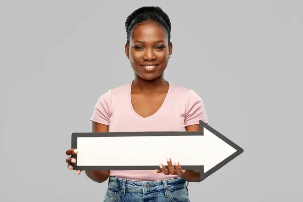 Africká americká žena se šipkou vpravo — Stock fotografie