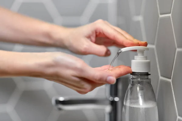 妇女用肥皂洗手的特写镜头 — 图库照片