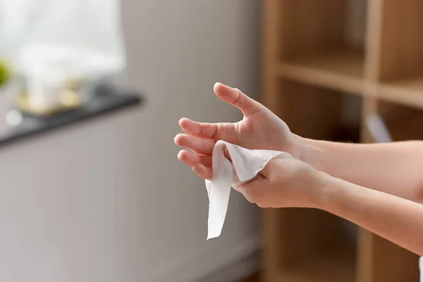 Жінка очищає руки антисептичним вологим протиранням — стокове фото