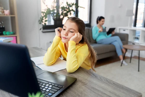 Bilgisayarlı kız öğrenci evde internetten öğreniyor. — Stok fotoğraf
