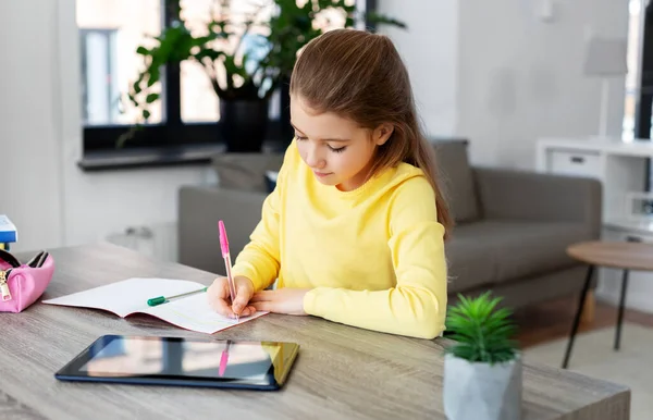 Studente ragazza scrivendo per notebook a casa — Foto Stock
