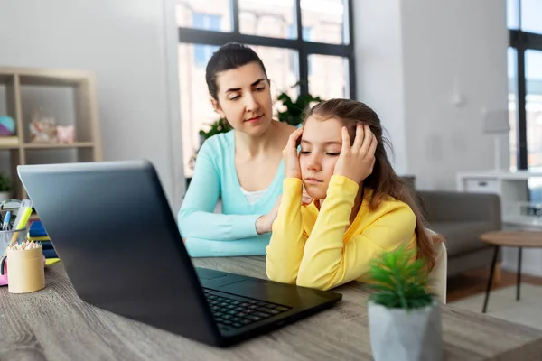 Bilgisayarlı anne ve kızı ödev yapıyor. — Stok fotoğraf