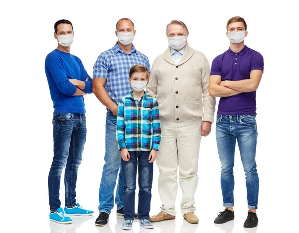 Группа мужчин и мальчиков в медицинских масках — стоковое фото