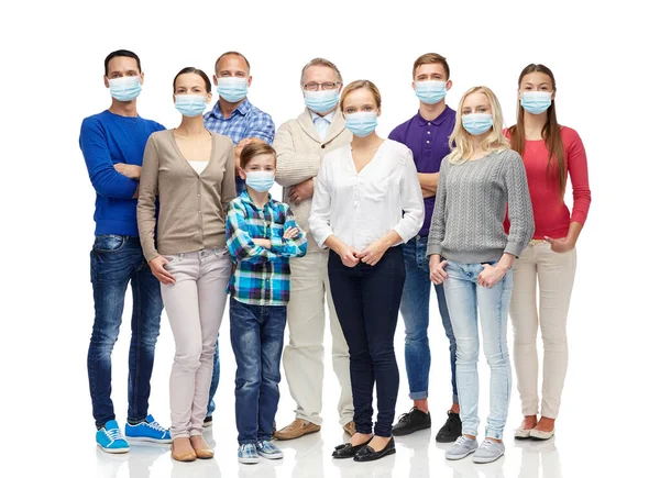 Группа людей разного возраста в медицинских масках — стоковое фото