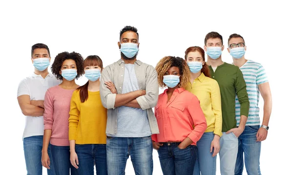 Mensen met medische maskers ter bescherming tegen virussen — Stockfoto