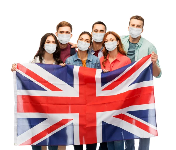 Lidé v lékařských maskách s britskou vlajkou — Stock fotografie