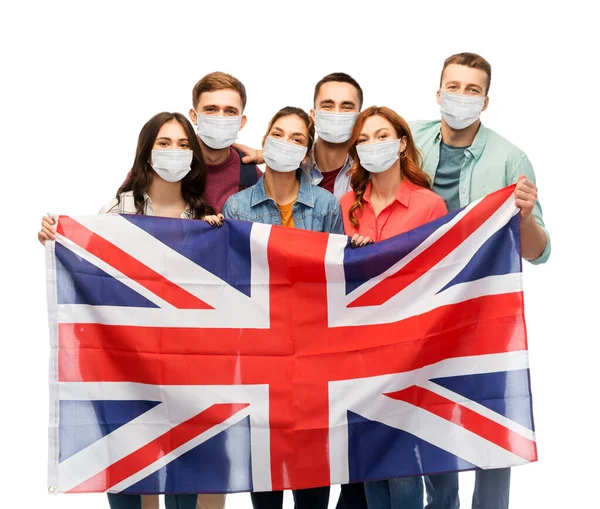 Persone in maschere mediche con bandiera britannica — Foto Stock