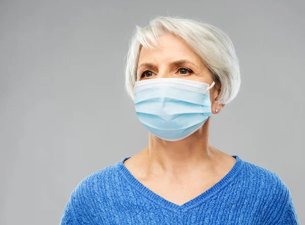 Idős nő védő orvosi maszkban — Stock Fotó