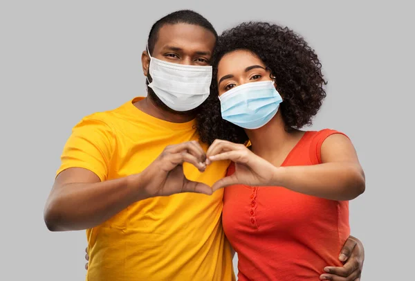 Africký americký pár v lékařských maskách — Stock fotografie