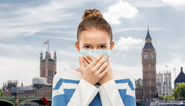 Tonårsflicka i skyddande medicinsk mask i London — Stockfoto
