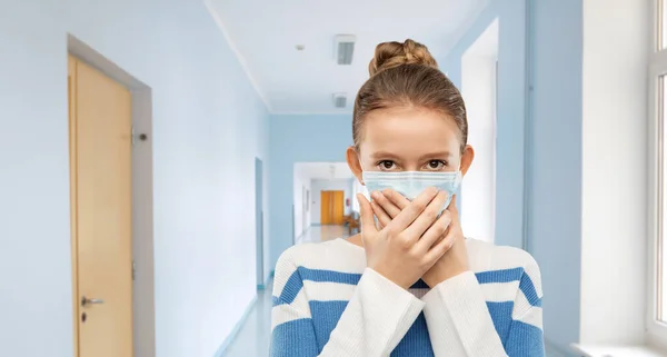 Tiener meisje in beschermende medische masker op school — Stockfoto