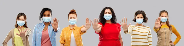 Mujeres con máscaras médicas para protegerse del virus — Foto de Stock