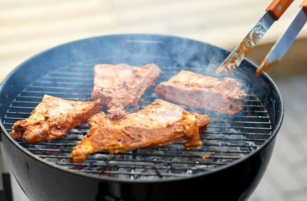 Close up of barbecue meat roasting on grill — Stock Photo, Image