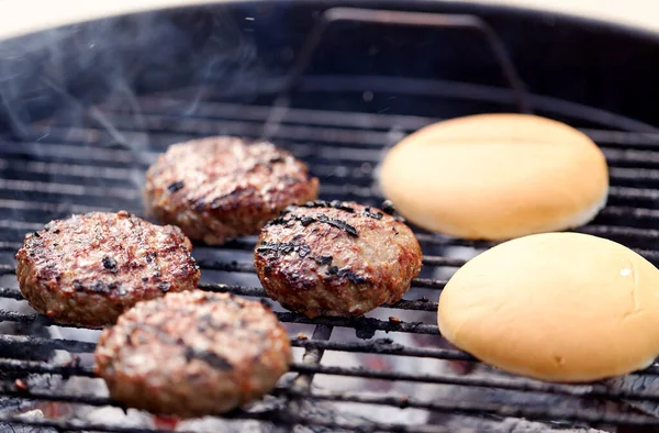 Hamburger vlees koteletten roosteren op barbecue — Stockfoto