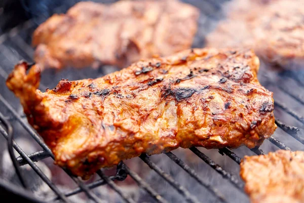 Primer plano de asado de carne barbacoa en la parrilla —  Fotos de Stock