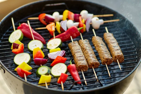 Барбекю мясо и овощи жареные на гриле — стоковое фото